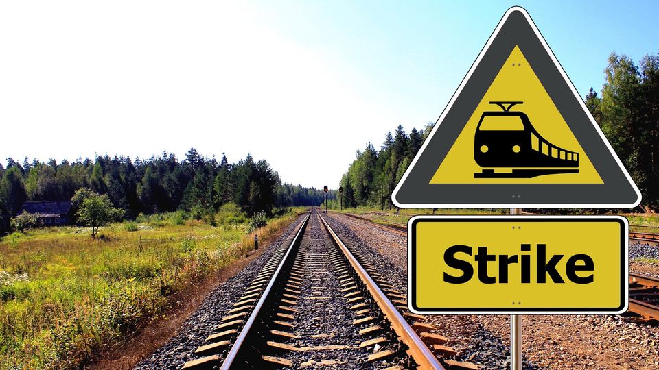 Częściowe zawieszenie strajków na kolei