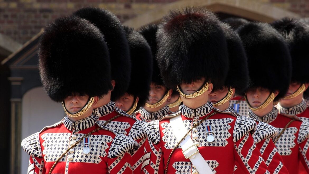 Czapki dla żołnierzy pilnujących Pałacu Buckingham odejdą do lamusa?